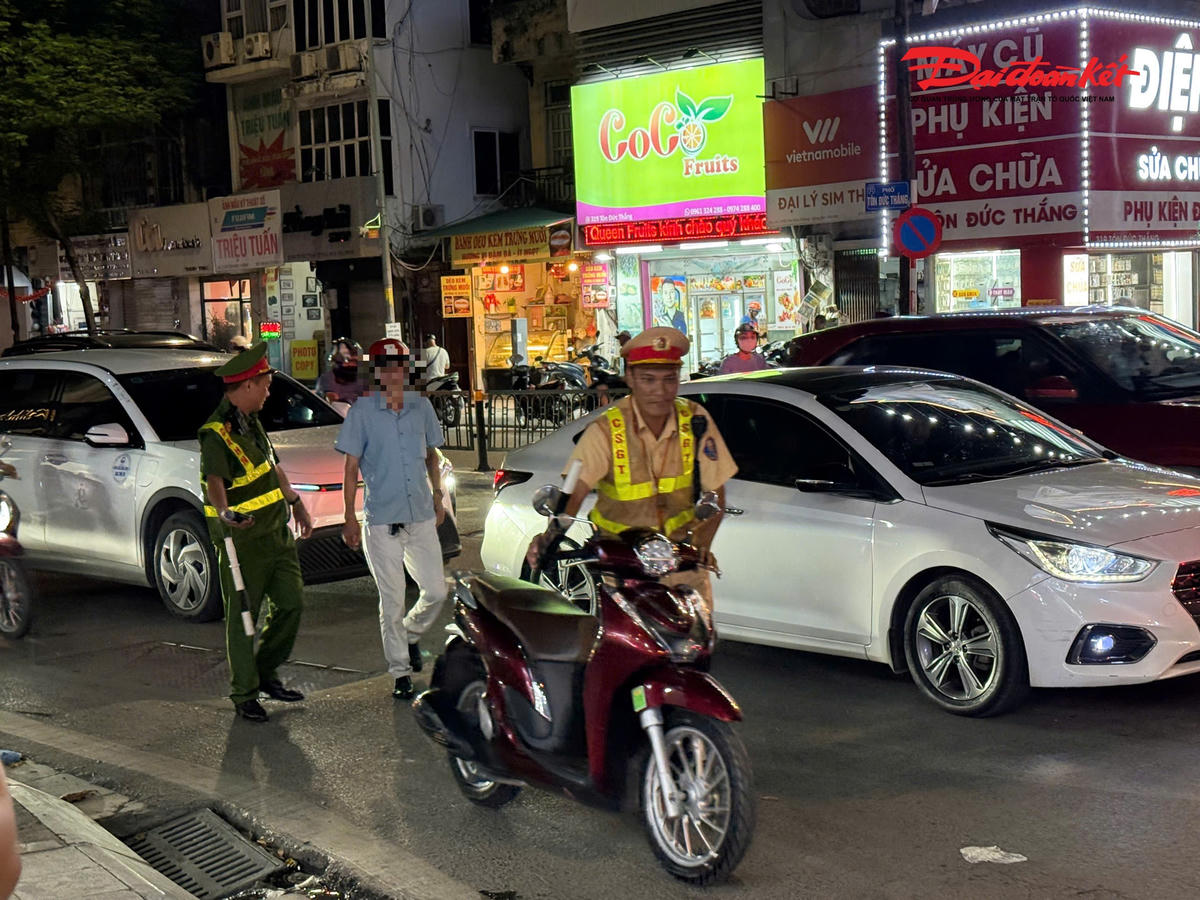 Một người điều khiển xe máy bị phát hiện vi phạm nồng độ cồn sau khi uống bia xem bóng đá cùng bạn bè.