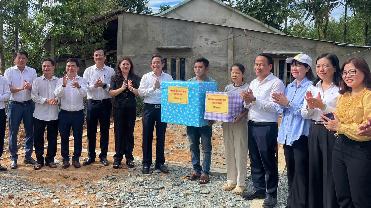 Chủ tịch Ủy ban MTTQ Việt Nam TP Đà Nẵng Nguyễn Đình Vĩnh (thứ 4, phải sang) tặng quà hộ ông Đỗ Hồng Hiện. Ảnh: NT.
