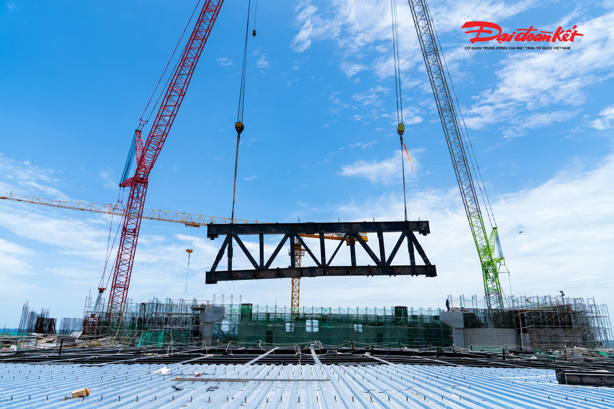 Khối kết cấu thép này có trọng lượng khoảng 125 tấn, được nâng từ mặt đất lên vị trí lắp đặt trên cao bằng hai hệ thống siêu cẩu có tổng trọng lượng khoảng 1.450 tấn.