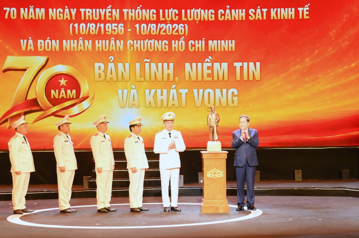 Thay mặt đồng chí Tổng Bí thư, Chủ tịch nước Tô Lâm, Chủ tịch Quốc hội Trần Thanh Mẫn trao bức tượng Bác Hồ về thăm quê tặng lực lượng Cảnh sát Kinh tế. Ảnh BCA.