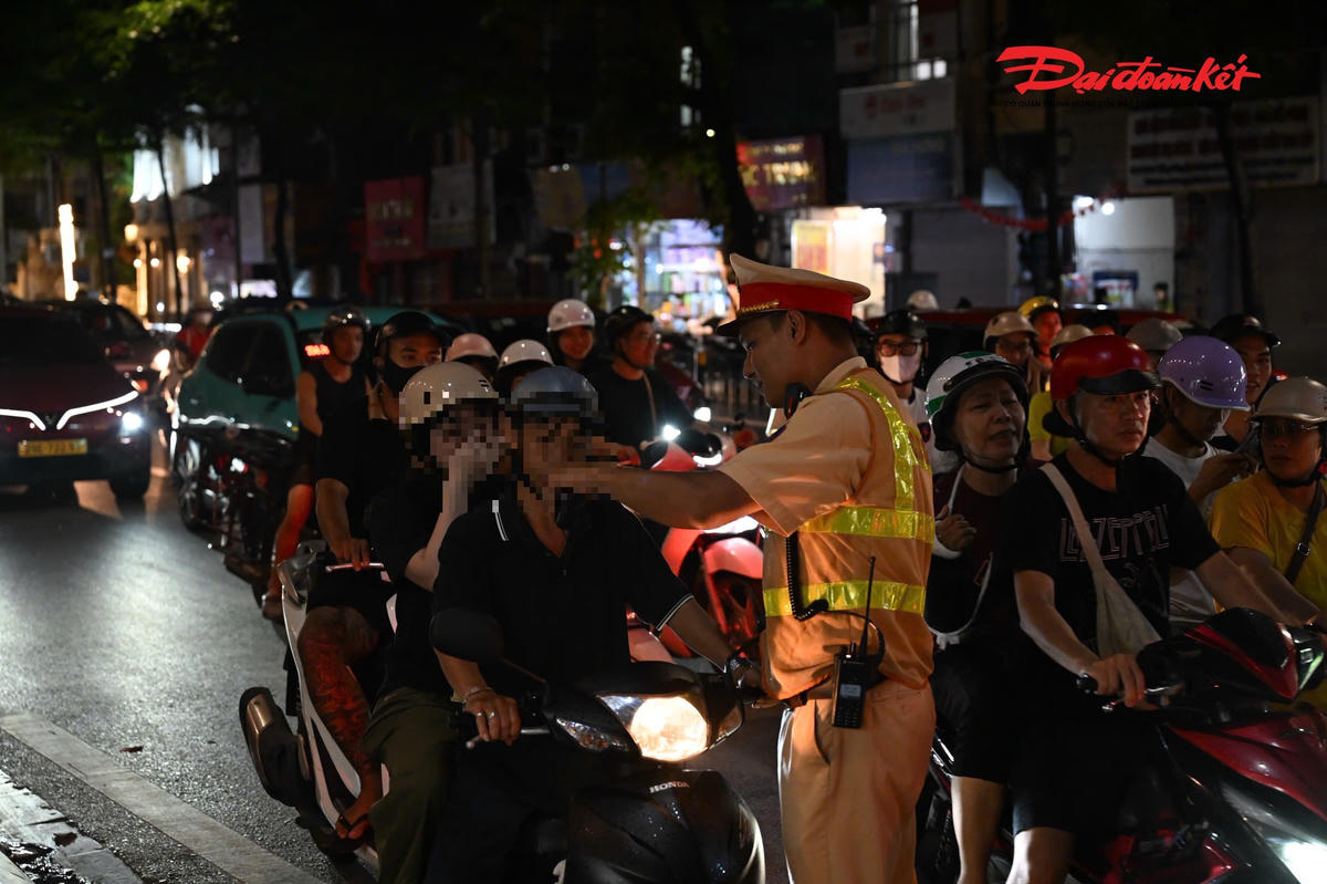 CSGT Đội CSGT đường bộ số 3 kiểm tra nồng độ cồn người điều khiển phương tiện tại nút giao Tôn Đức Thắng - Khâm Thiên tối 7/8.