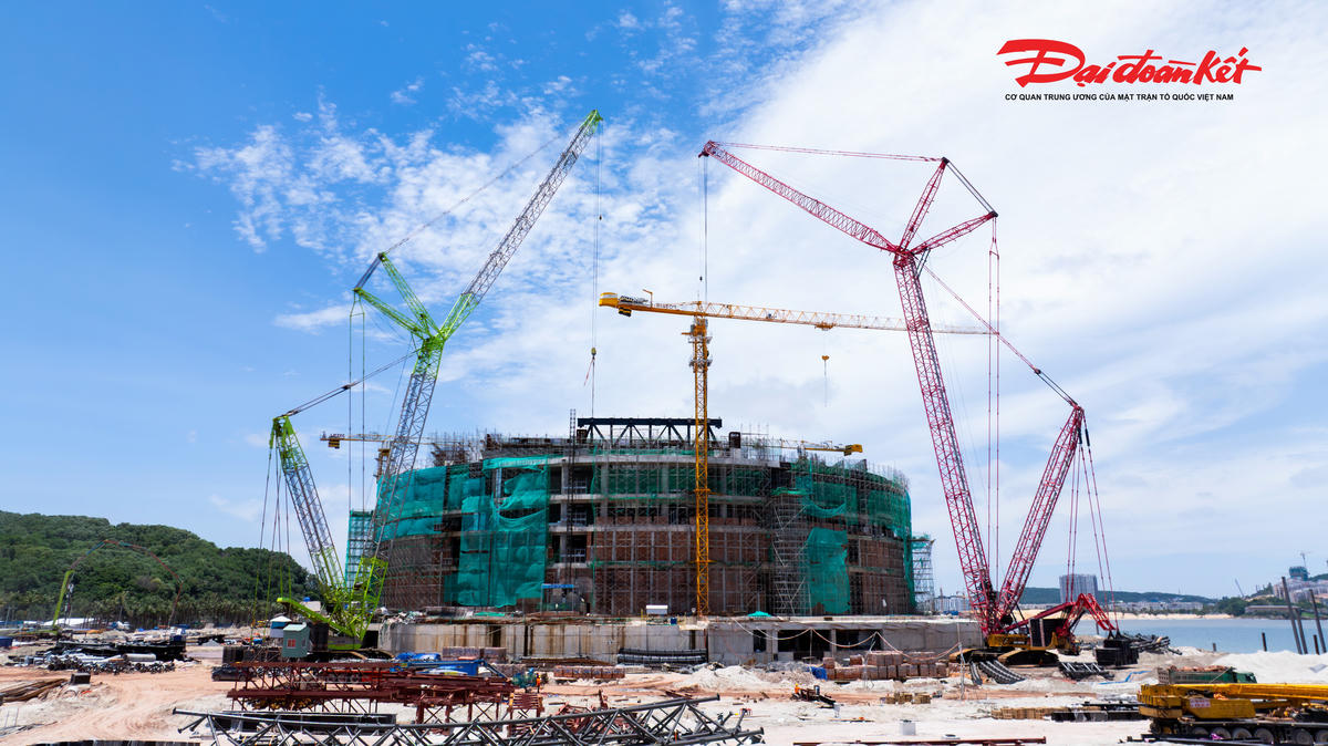 Để thực hiện công việc, nhà thầu phải huy động đồng thời hai siêu cẩu. Trong đó, một cẩu có tải trọng khoảng 650 tấn và một cẩu khoảng 800 tấn. Cả hai thiết bị có chiều cao lớn, được lắp đặt phục vụ quá trình nâng những khối kết cấu thép có kích thước và trọng lượng đặc biệt lớn.