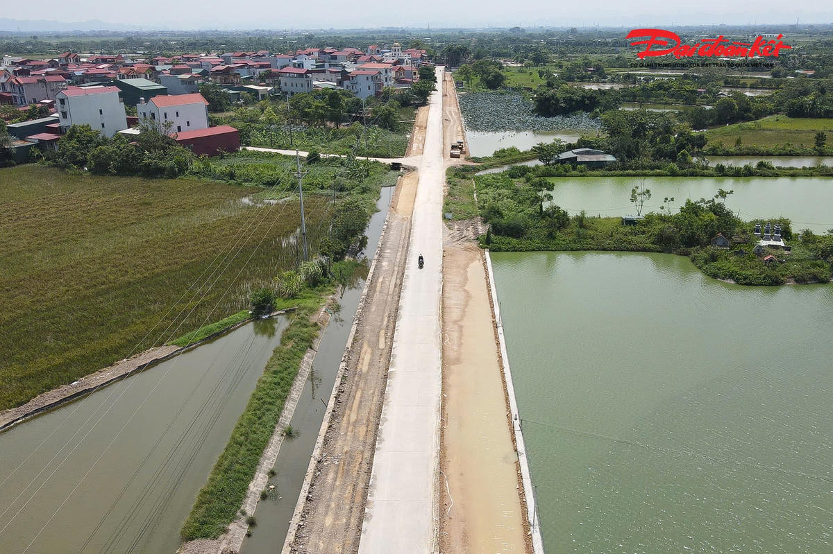 Công trường dự án đường Phú Túc - Hoàng Long - Chi Trung đang được triển khai trên nền tuyến đường hiện hữu, phương tiện vẫn phải lưu thông qua khu vực thi công.