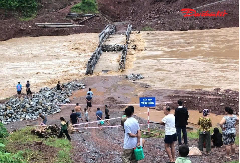 Cây cầu treo qua sông, nối bản Yên Hòa với các bản phía trong đã bị nước lũ cuốn trôi do ảnh hưởng mưa lớn trong 2 ngày qua.