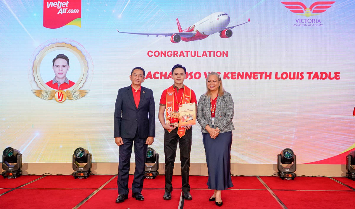 Achacoso Louis Tadle (Philippines) nhận bằng tốt nghiệp từ lãnh đạo Học viện Hàng không Vietjet Victoria.