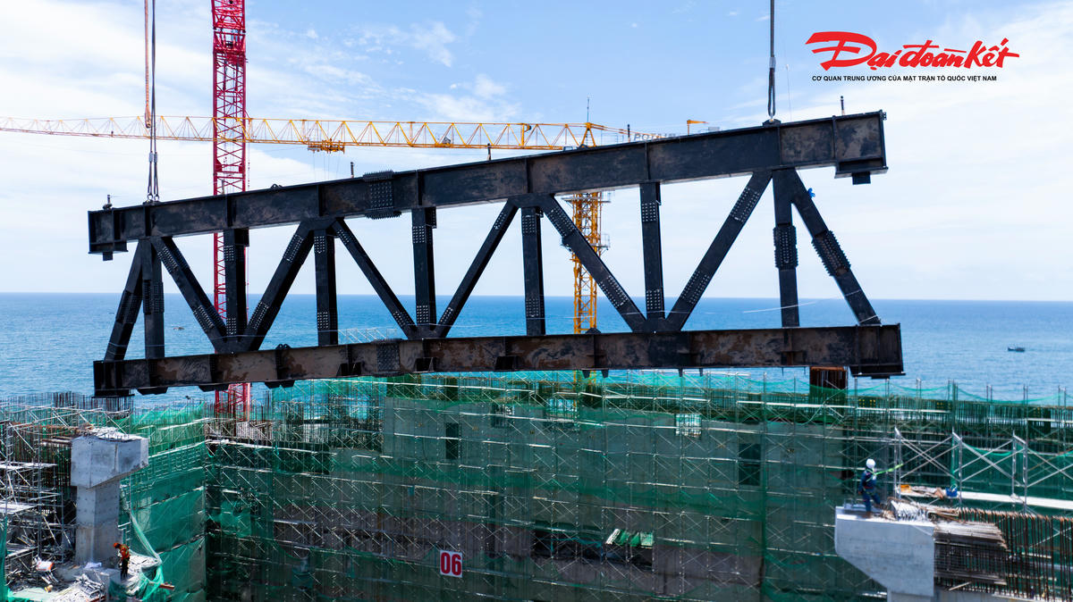 Dự kiến, toàn bộ quá trình nâng và lắp đặt truss thứ 5 kéo dài khoảng một ngày. Riêng thời gian đưa một khung kết cấu từ mặt đất lên vị trí lắp đặt mất khoảng 35-40 phút. Công trình nằm sát biển khiến quá trình thi công chịu tác động lớn của thời tiết, đặc biệt là nắng nóng, mưa và sức gió. Mặt bằng thi công hạn chế cũng tạo thêm áp lực trong việc bố trí thiết bị siêu trường, siêu trọng.