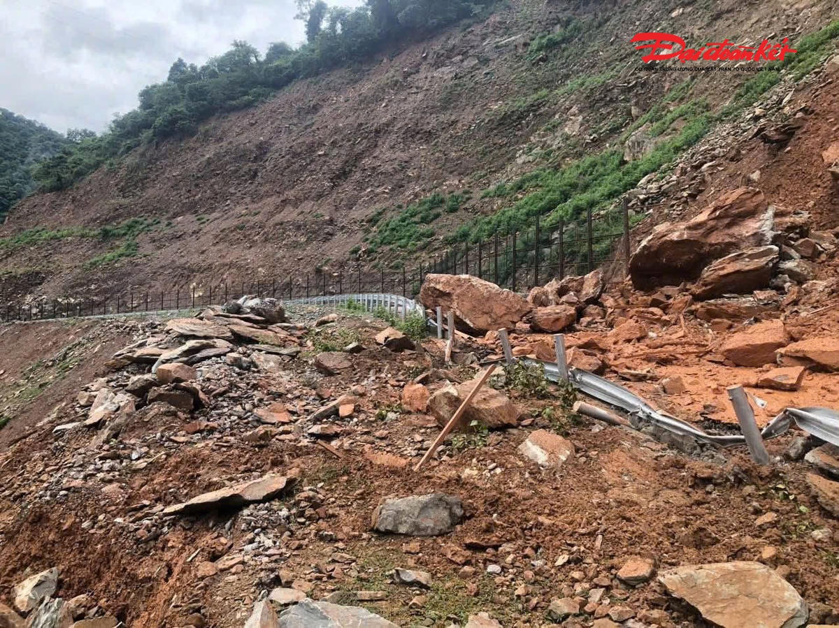 Đây là tuyến giao thông chính của bản Ái Khe, bản Huồi Phong, Tổ biên phòng Ái Khe, 4 điểm trường mầm non, tiểu học và nối sang xã Na Ngoi.