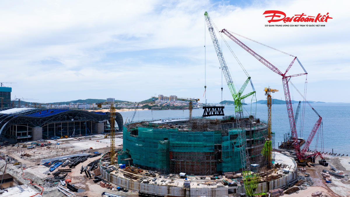 Việc đưa các thiết bị này tới công trường trên đảo Phú Quốc cũng là một quá trình phức tạp. Các hệ thống cẩu được tháo rời thành nhiều cấu phần, vận chuyển bằng tàu, xà lan vào đảo, sau đó tiếp tục sử dụng khoảng 13-15 xe đầu kéo siêu trường, siêu trọng để đưa đến công trường và lắp dựng.