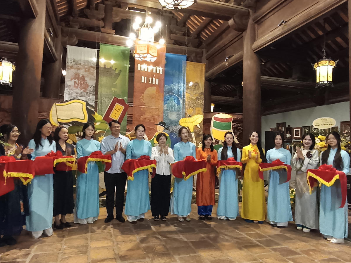 Các đại biểu thực hiện nghi thức khai mạc triển lãm.