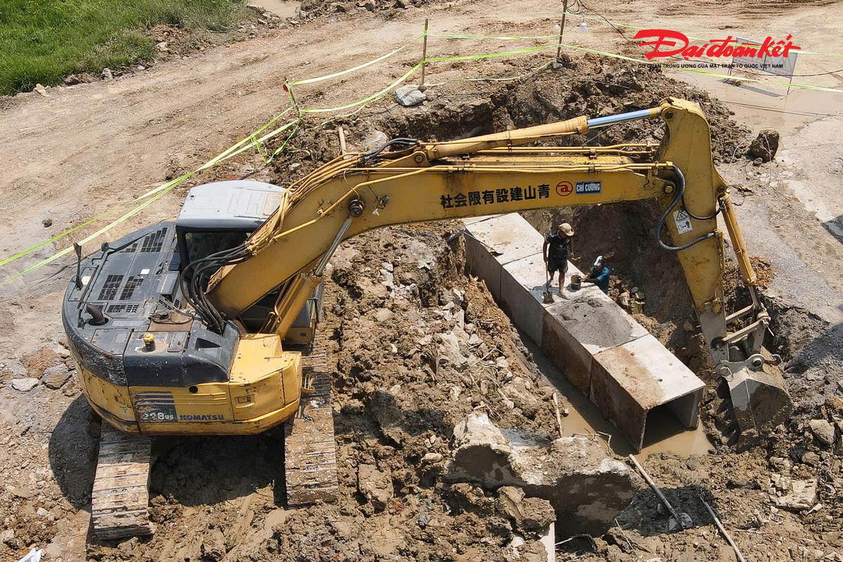 Tại các vị trí đào hố, nhà thầu bố trí rào chắn, biển báo và đèn cảnh báo để người đi đường nhận biết từ xa.