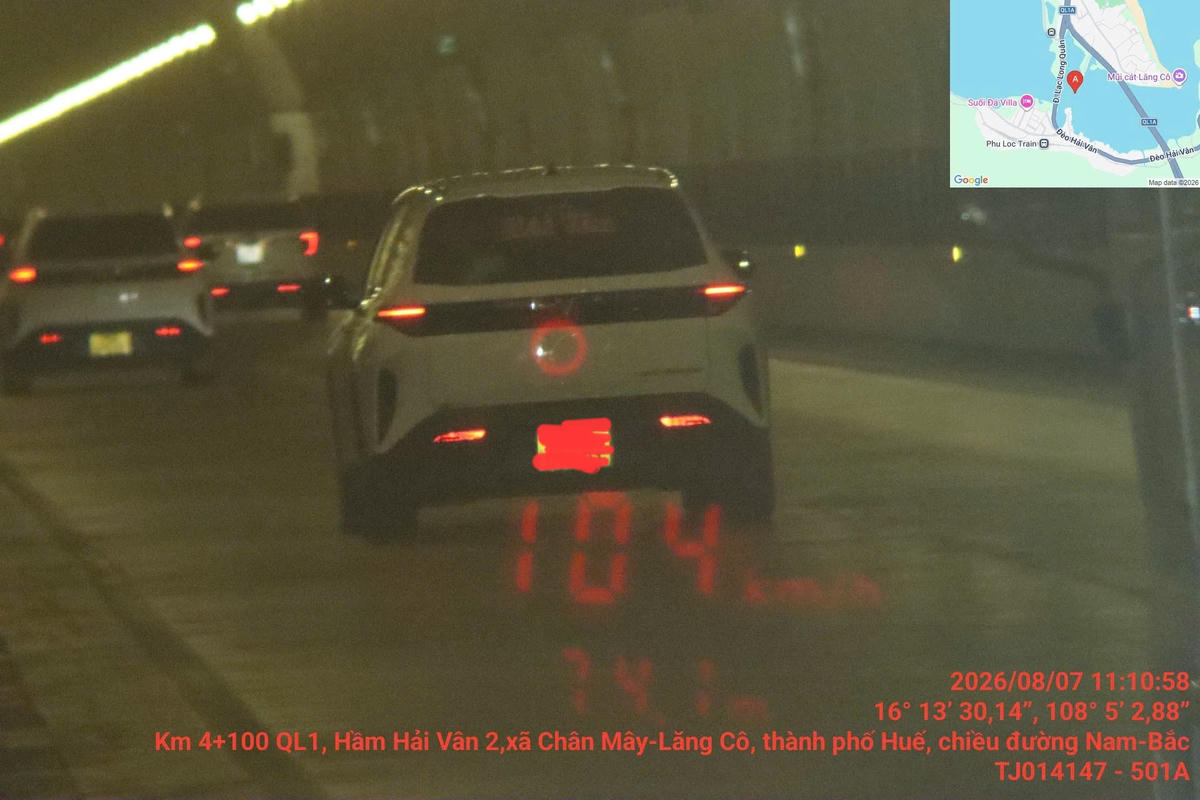 Một trường hợp khách vừa bị lực lượng CSGT Trạm Phú Lộc phát hiện, xử lý vi phạm tốc độ khi chạy trong hầm Hải Vân. Ảnh: CSGT.
