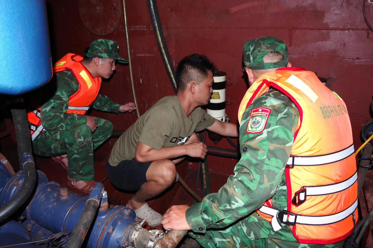 Ban Chỉ huy BĐBP TP Hải Phòng kiểm tra, bắt giữ đối tượng Đinh Như Trung có hành vi buôn lậu và vận chuyển trái phép trên 47 vạn nhân dân tệ qua biên giới.