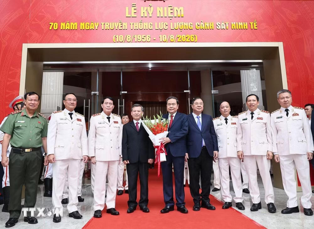 ttxvn-0808-chu-tich-quoc-hoi-canh-sat-kinh-te-2.jpg