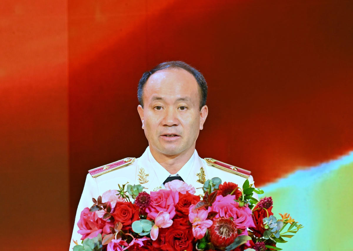Thiếu tướng Nguyễn Quang Phương, Bí thư Đảng ủy, Cục trưởng Cục Cảnh sát điều tra tội phạm về tham nhũng, kinh tế, buôn lậu trình bày diễn văn tại Lễ kỷ niệm. Ảnh BCA.