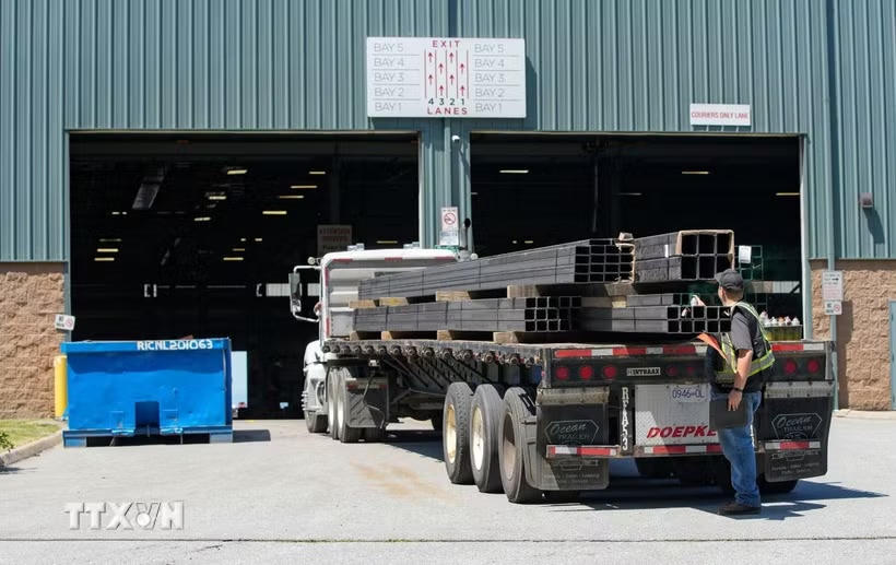 Các sản phẩm thép tại một cơ sở cung cấp ở Delta, British Columbia, Canada. (Ảnh: THX/TTXVN).