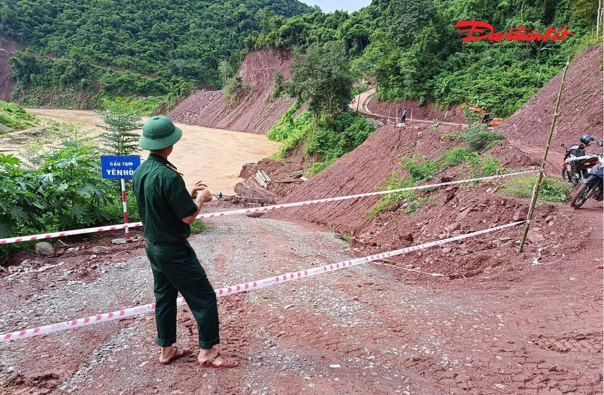 Sau hai ngày mưa lớn, nước sông Nậm Nơn dâng cao đã khiến cây cầu tạm bị cuốn trôi.