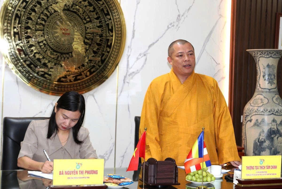 Thượng tọa Thích Tâm Chính, Ủy viên Hội đồng Trị sự Trung ương GHPG Việt Nam, Trưởng ban Trị sự GHPG tỉnh Thanh Hóa phát biểu tại hội nghị. Ảnh: Nguyễn Chung.