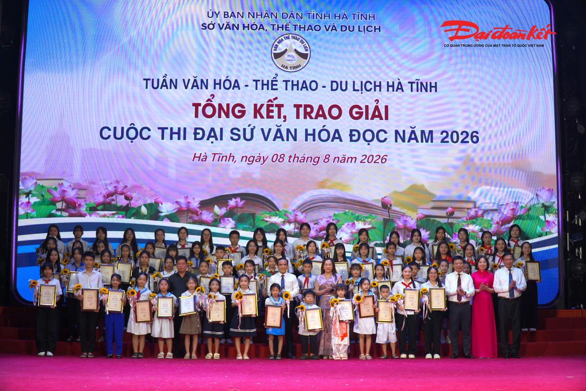 Ban Tổ chức Cuộc thi Đại sứ Văn hóa đọc năm 2026 tôn vinh các tác giả đoạt giải. Ảnh: HN.