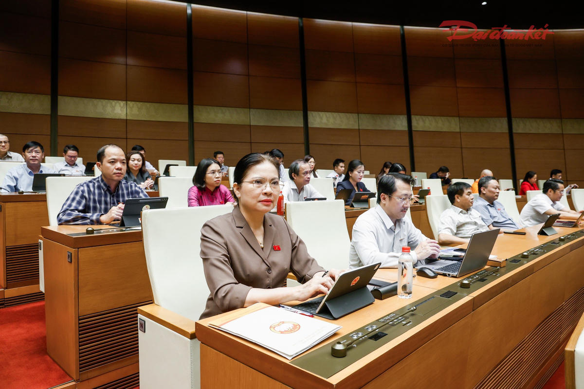 Phó Chủ tịch, Tổng Thư ký UBTƯ MTTQ Việt Nam Hà Thị Nga tham dự phiên thảo luận (Ảnh: Quang Vinh)