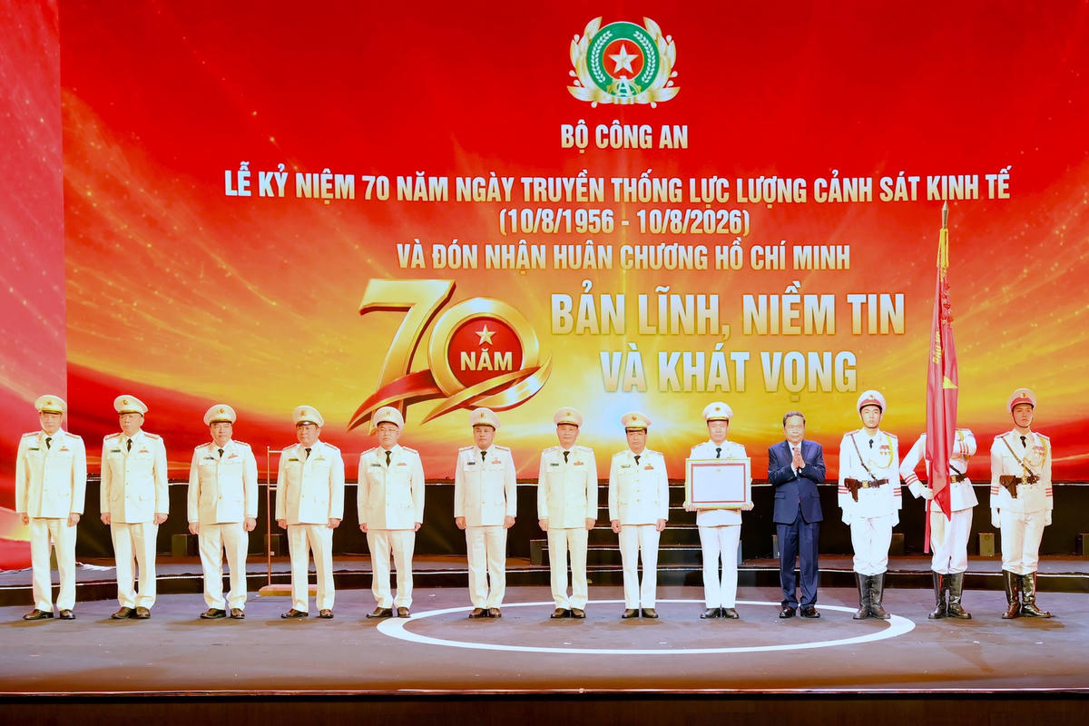 Thay mặt lãnh đạo Đảng, Nhà nước, Chủ tịch Quốc hội Trần Thanh Mẫn trao Huân chương Hồ Chí Minh tặng lực lượng Cảnh sát Kinh tế. Ảnh BCA.