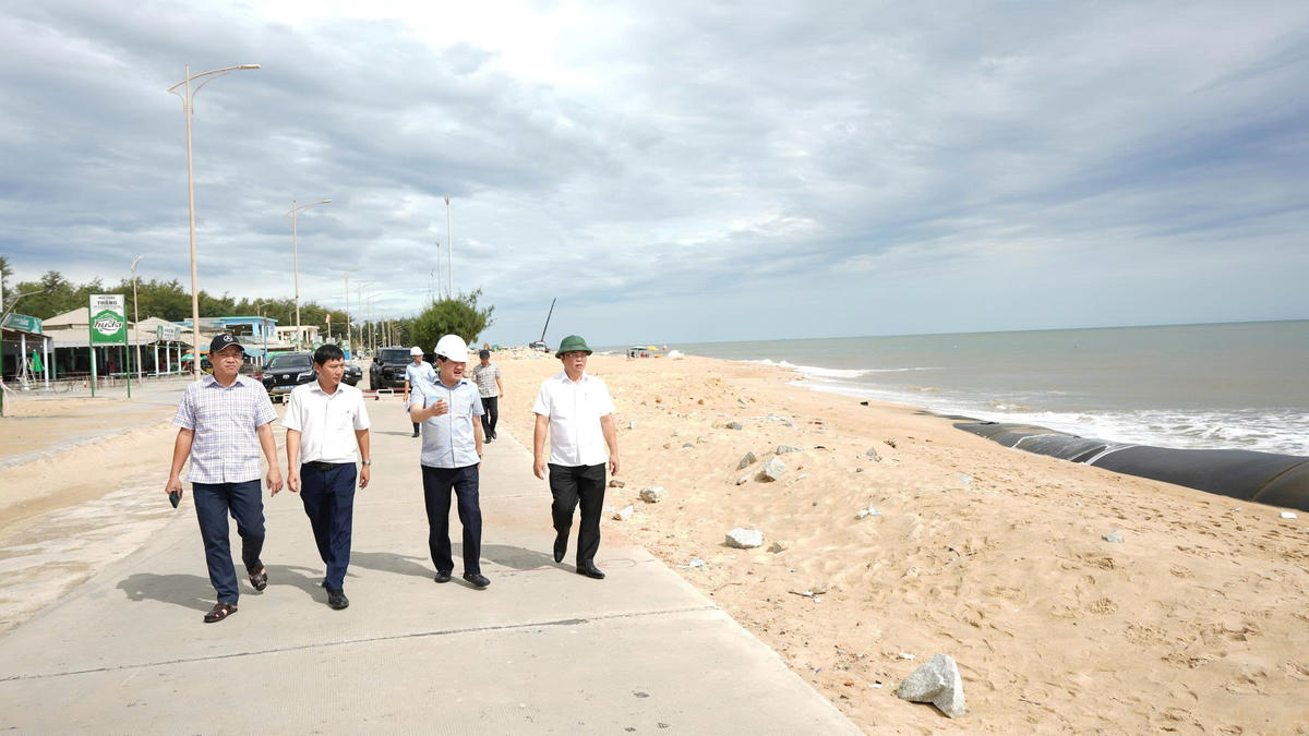 Lãnh đạo thành phố Huế kiểm tra tình trạng sạt lở tại bờ biển Thuận An. Ảnh: N.Hiếu.