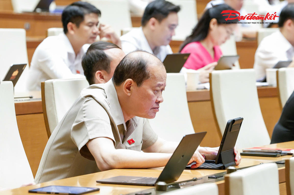 Phó Chủ tịch UBTƯ MTTQ Việt Nam, Chủ tịch Hội Cựu chiến binh Việt Nam Bế Xuân Trường và các đại biểu Quốc hội tham dự phiên thảo luận buổi chiều (Ảnh: Quang Vinh)