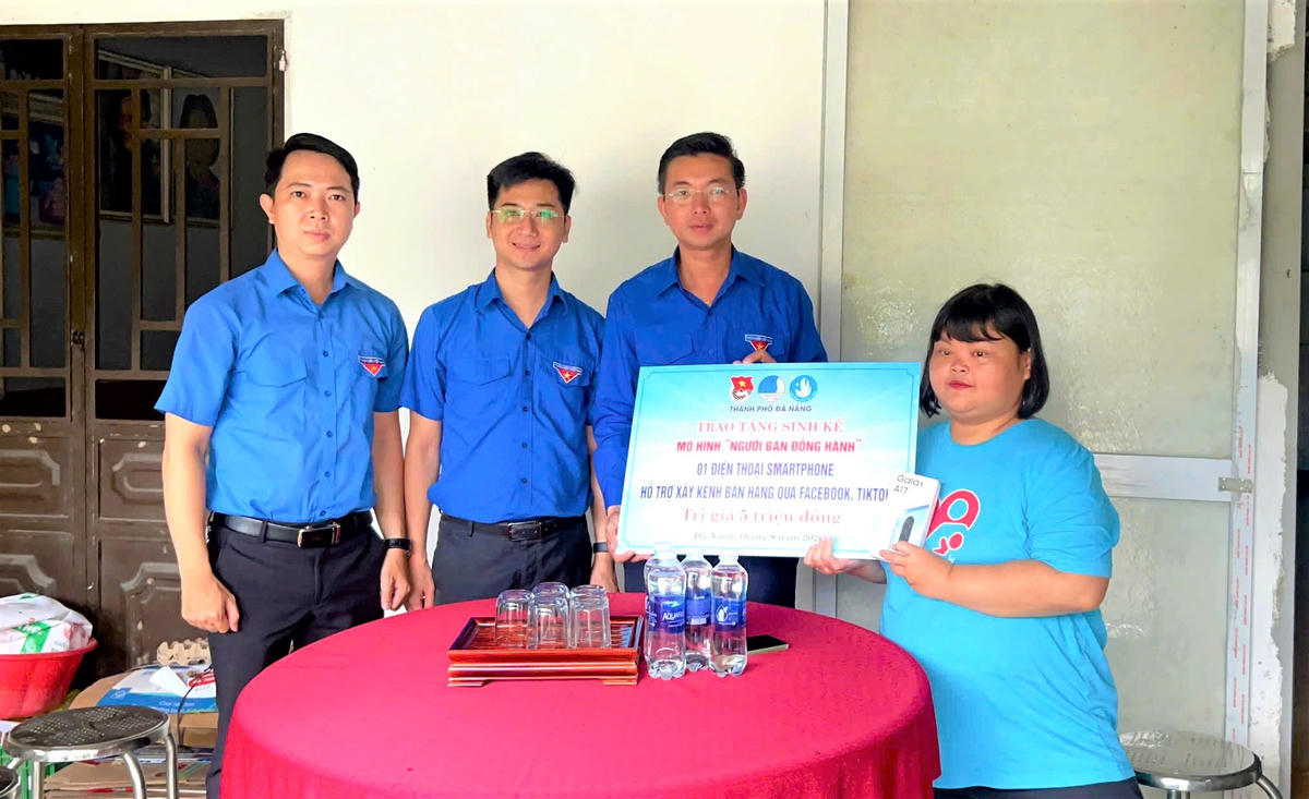 Thành đoàn Đà Nẵng hỗ trợ thanh niên khuyết tật. Ảnh: HĐ.