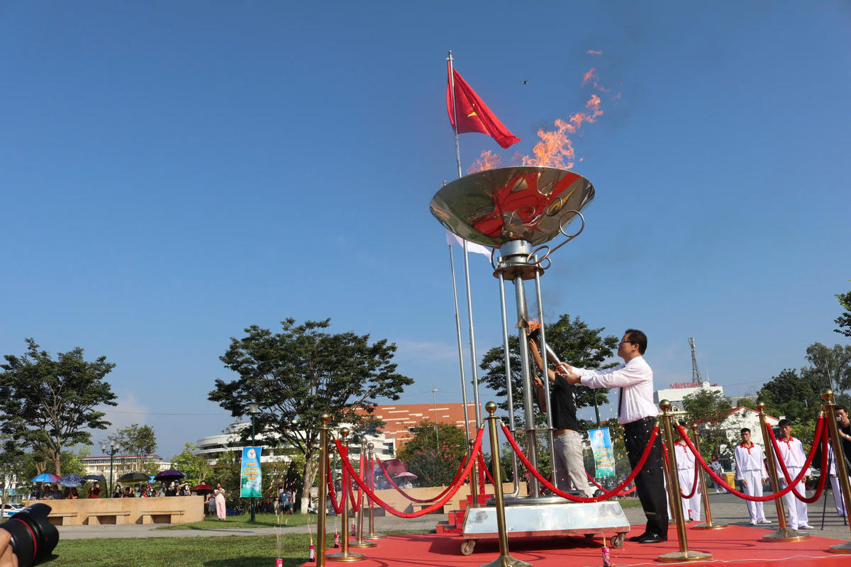 Lãnh đạo tỉnh Cao Bằng thực hiện nghi thức rước và thắp ngọn lửa truyền thống tại buổi khai mạc Đại hội.
