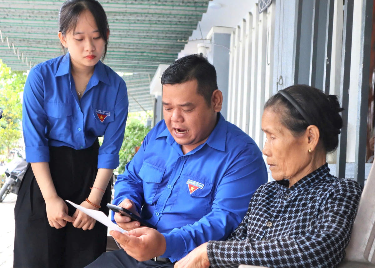Đoàn viên, thanh niên TP Đà Nẵng hướng dẫn người dân phường Hòa Xuân triển khai mô hình “Mang chính sách công đến từng hộ gia đình”. Ảnh: HĐ.
