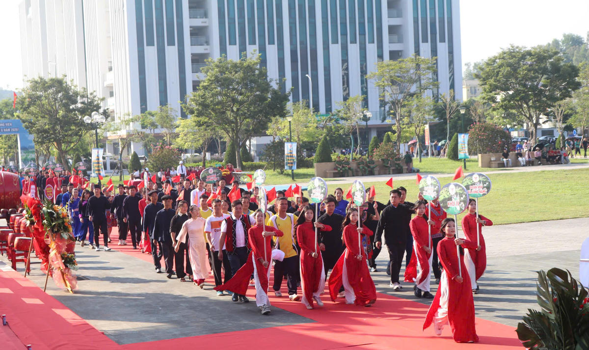 Các đoàn vận động viên diễu hành.