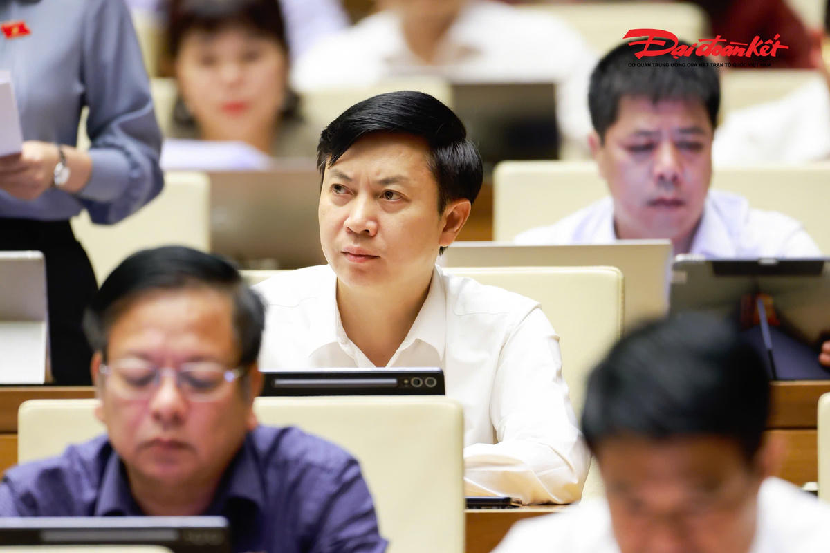 Phó Chủ tịch thường trực UBMTTQ tỉnh Lạng Sơn Nguyễn Hoàng Tùng và các đại biểu Quốc hội tham dự phiên thảo luận buổi chiều (Ảnh: Quang Vinh)