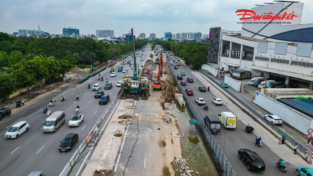 Cùng với thi công hầm, các đơn vị đang thực hiện xén vỉa hè, điều chỉnh dải phân cách giữa và mở rộng làn đường ở hai phía khu vực nút giao.