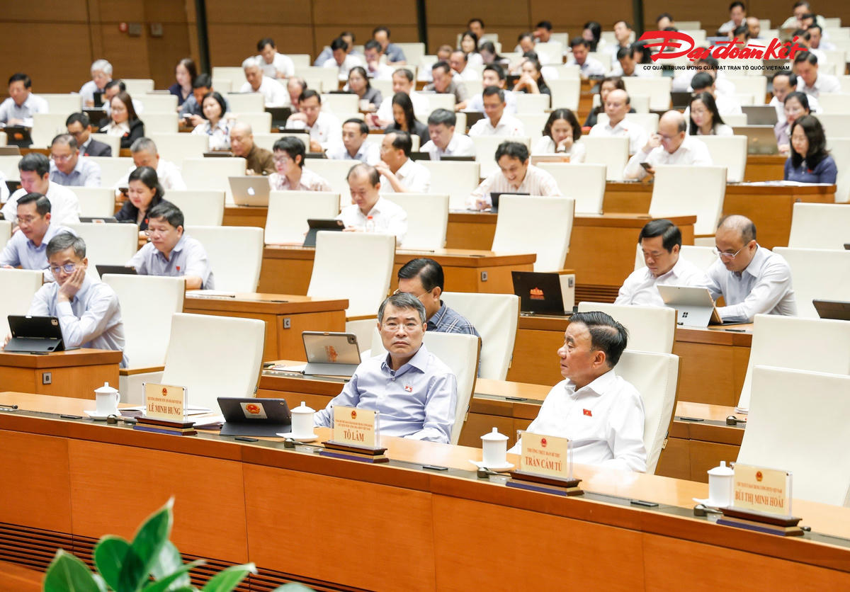 Thủ tướng Chính phủ Lê Minh Hưng, Thường trực Ban Bí thư Trần Cẩm Tú tham dự phiên họp sáng 9/8. (Ảnh: Quang Vinh)