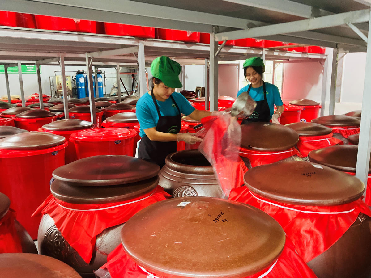 Giấm ăn (OCOP 3 sao) của HTX Hiền Vinh phải thông qua một cơ sở khác đóng chai và làm quảng bá trên mạng mới có cơ hội tiêu thụ.