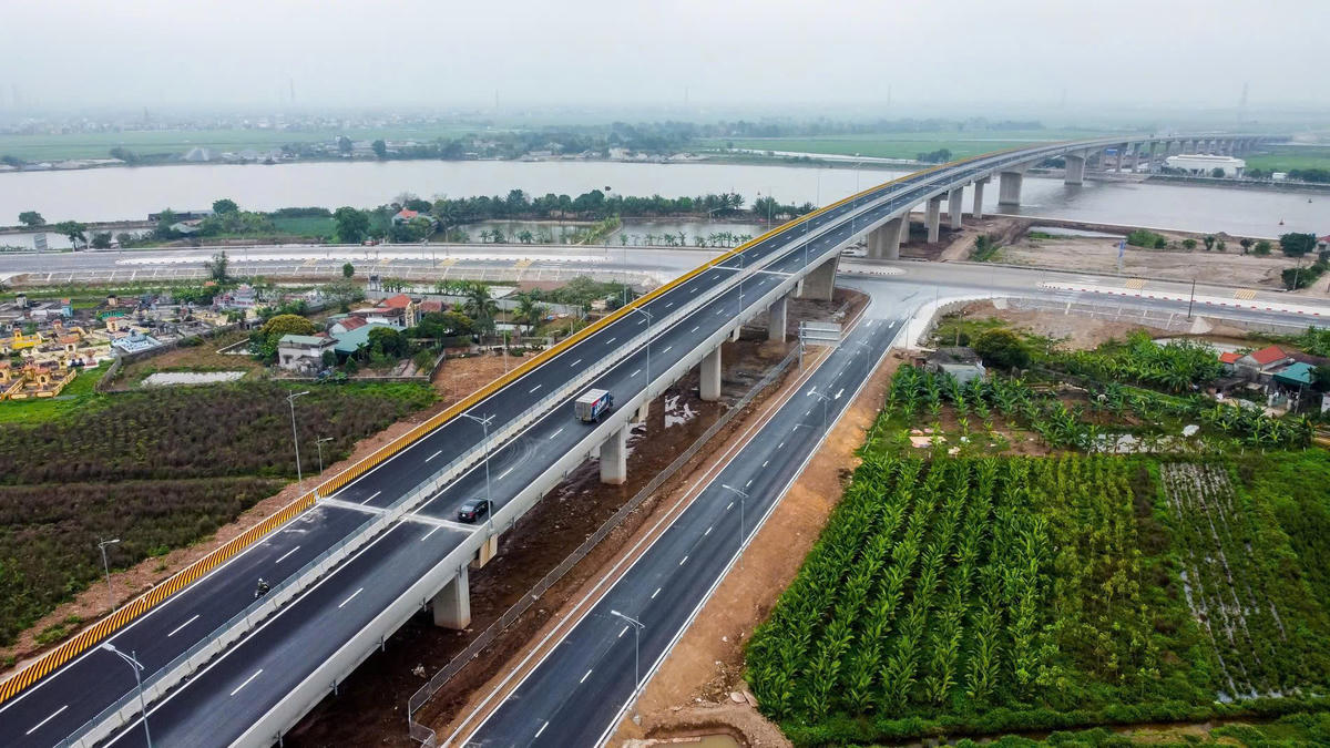 Công trình cầu bắc qua sông Đáy, nằm trên tuyến cao tốc nối Ninh Bình - Hưng Yên - Hải Phòng. Ảnh: Duy Hưng. 
