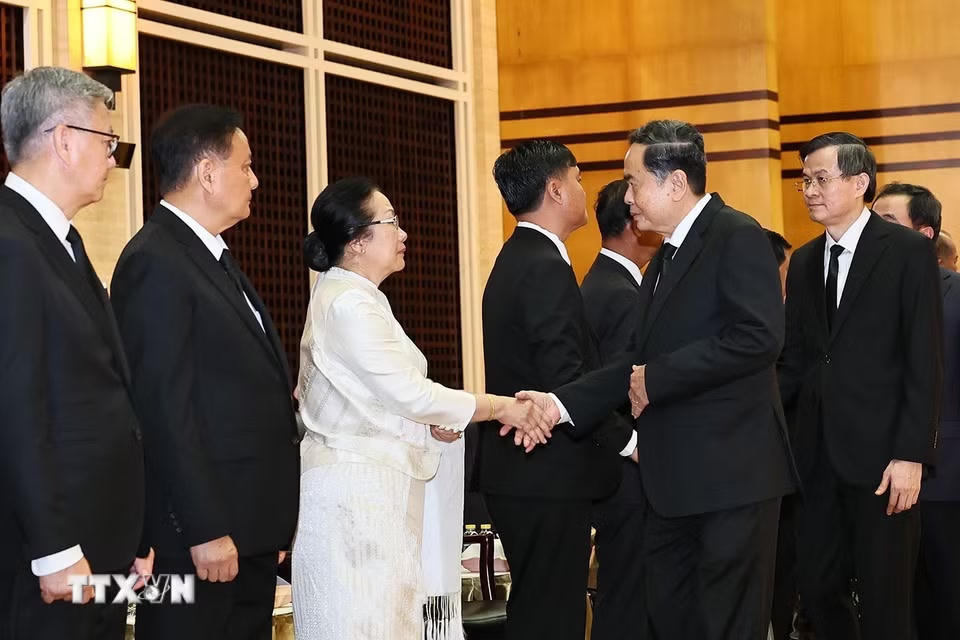 Chủ tịch Quốc hội Trần Thanh Mẫn dẫn đầu Đoàn đại biểu cấp cao của Đảng, Nhà nước Việt Nam viếng đồng chí Xaysomphone Phomvihane, Ủy viên Bộ Chính trị, Chủ tịch Quốc hội Lào. (Ảnh: Doãn Tấn/TTXVN)
