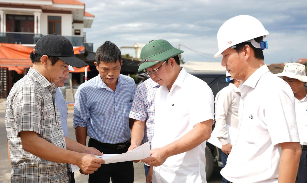 Ông Lê Trí Thanh, Chủ tịch UBND thành phố Huế kiểm tra một số dự án qua phường Thuận An. Ảnh: N.Hiếu.