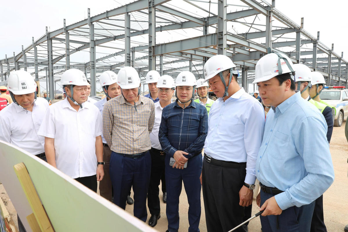 Lãnh đạo tỉnh Hưng Yên kiểm tra hoạt động đầu tư tại Khu công nghiệp Hưng Phú, nằm trong Khu kinh tế Thái Bình. Ảnh: Duy Hưng. 