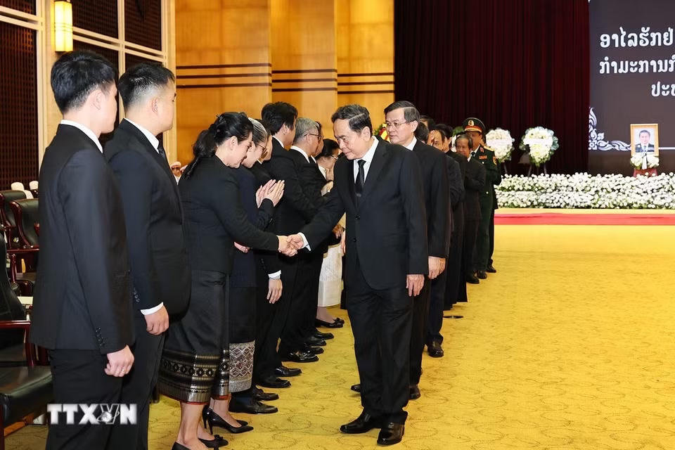 Chủ tịch Quốc hội Trần Thanh Mẫn dẫn đầu Đoàn đại biểu cấp cao của Đảng, Nhà nước Việt Nam viếng đồng chí Xaysomphone Phomvihane, Ủy viên Bộ Chính trị, Chủ tịch Quốc hội Lào. (Ảnh: Doãn Tấn/TTXVN)