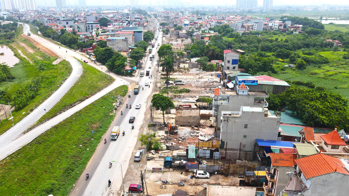 Dự án cải tạo, nâng cấp Quốc lộ 6 đoạn Hà Đông - Xuân Mai cũng đang được các đơn vị thi công đẩy nhanh tiến độ. Ảnh: Lê Khánh.