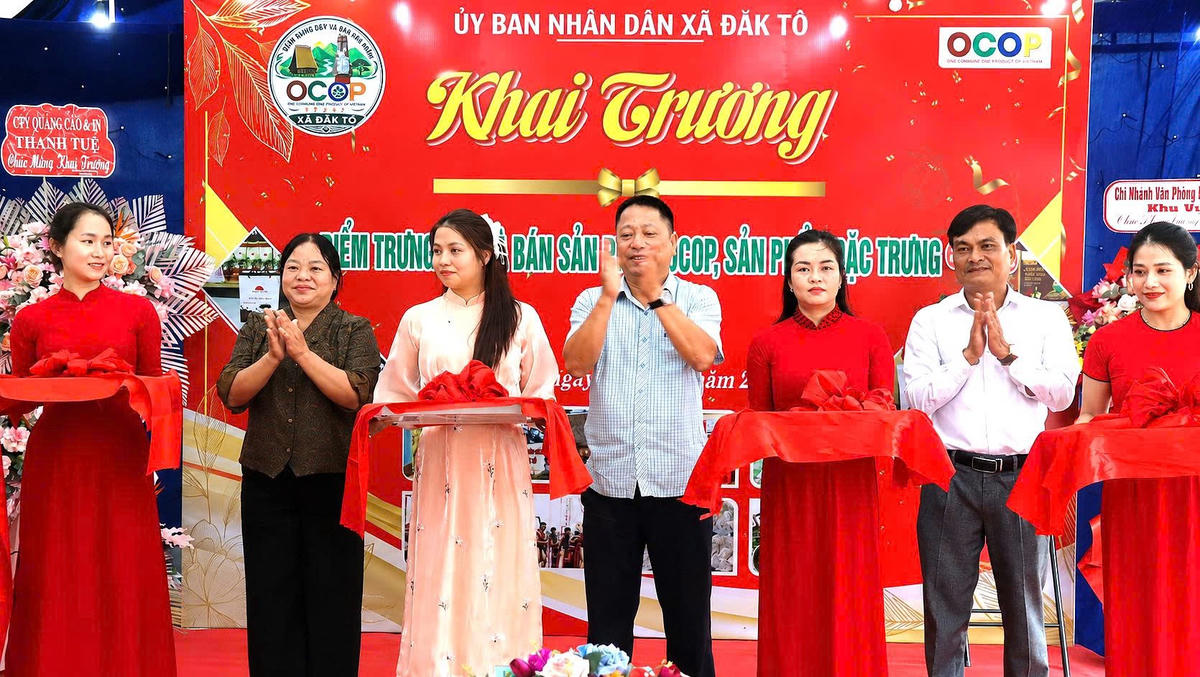 Các đại biểu Thực hiện nghi thức cắt băng khai trương. Ảnh: BT.