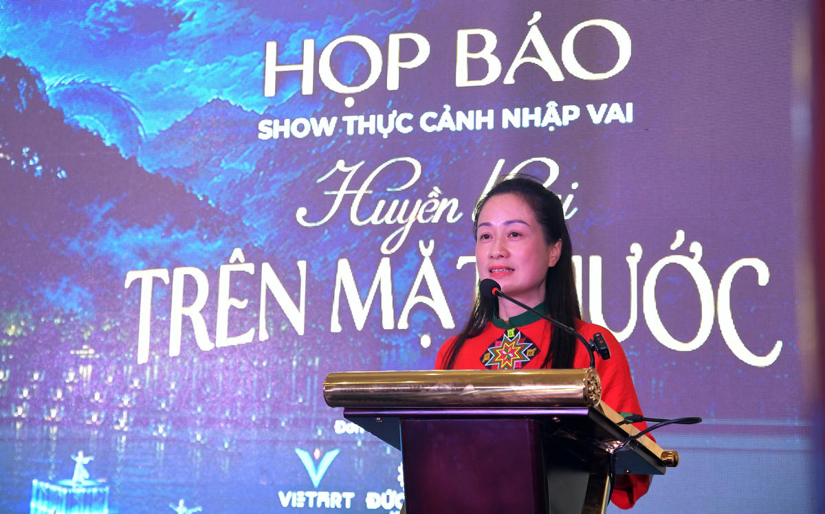 Chủ tịch UBND xã Nà Hang Bùi Thị Xuyên phát biểu tại họp báo.