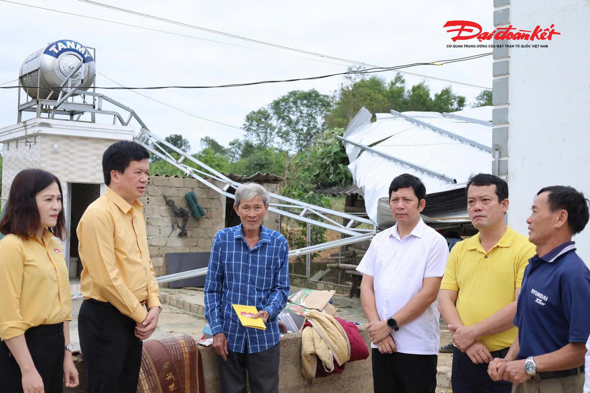 Đoàn công tác Ủy ban MTTQ Việt Nam tỉnh Nghệ An thăm, động viên và trao quà cho người dân bị ảnh hưởng giông lốc tại xã Quỳ Hợp, tháng 5/2026. Ảnh: H.C.