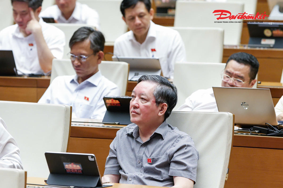 Phó Chủ tịch UBTƯ MTTQ Việt Nam, Chủ tịch Hội Nông dân Việt Nam Lương Quốc Đoàn và các đại biểu Quốc hội tham dự phiên thảo luận buổi chiều (Ảnh: Quang Vinh)