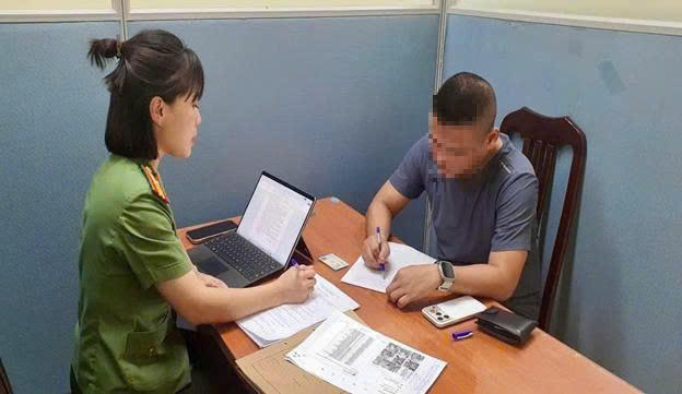 Cơ quan Công an làm việc với ông Đ.T.M . Nguồn ảnh: Công an TP.Hà Nội