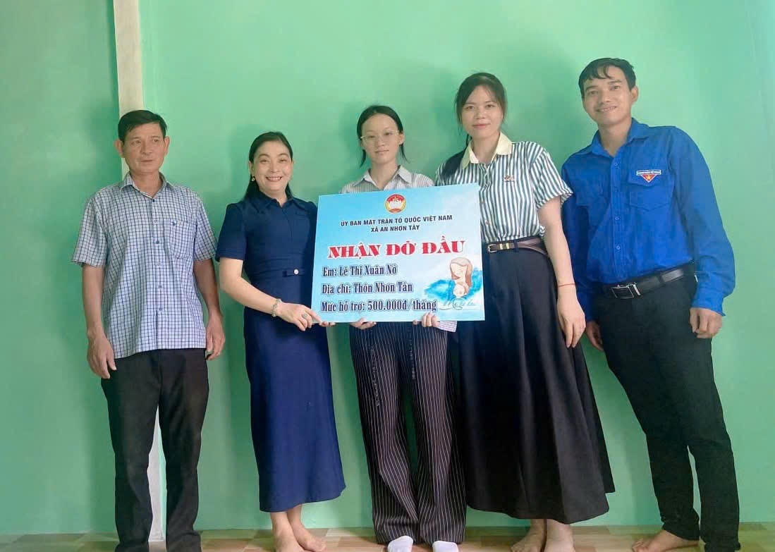 Ban Thường trực Ủy ban MTTQ Việt Nam xã đã vận động mạnh thường quân nhận đỡ đầu em Lê Thị Xuân Nở (SN 2007, ở thôn Nhơn Tân). Ảnh: ĐS.