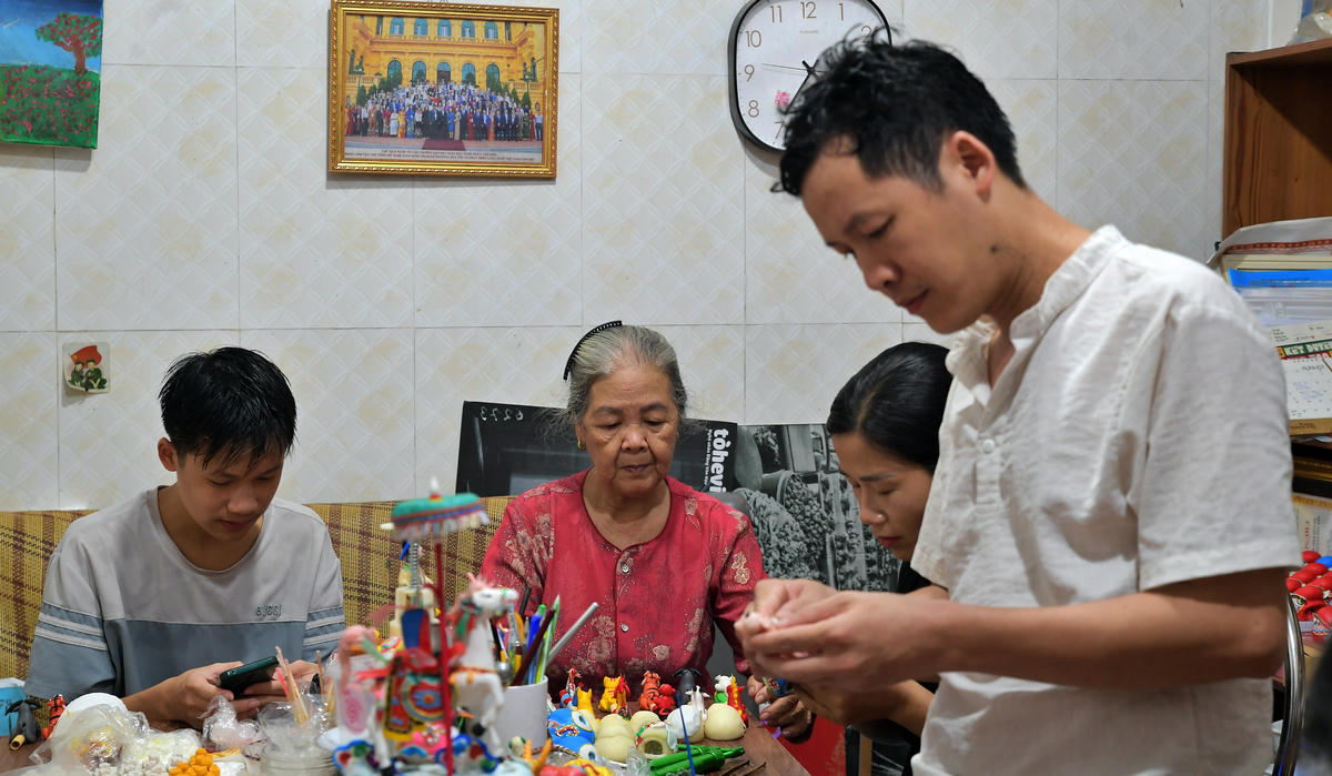 Với những sáng tạo đổi mới sản phẩm nhưng vẫn giữ kỹ thuật truyền thống là hướng đi mà nghệ nhân Đặng Văn Hậu đang theo đuổi để Tò he Xuân La phát triển bền vững, tiếp tục lan tỏa tình yêu với nghề truyền thống đến cộng đồng.
