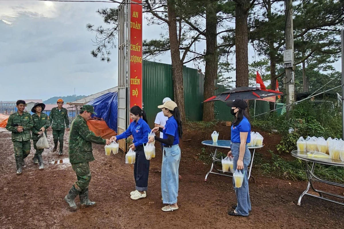 Đoàn viên, thanh niên, người dân xã Quảng Trực tham gia hỗ trợ dọn dẹp, tặng nước uống cho lực lượng công nhân, cán bộ, chiến sĩ thi công công trình Trường phổ thông nội trú liên cấp Tiểu học và THCS Quảng Trực (tỉnh Lâm Đồng).