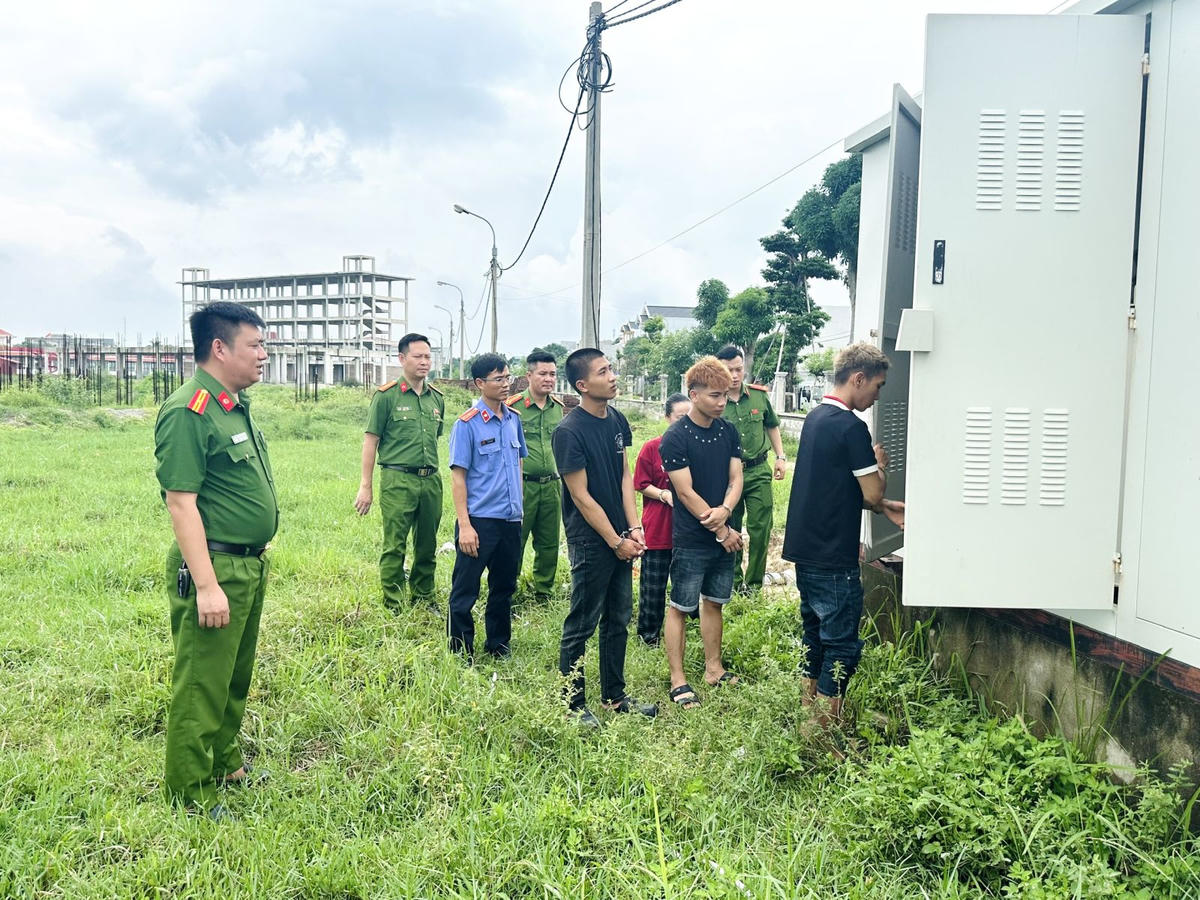 Khu vực trạm biến áp bên trong dự án, nơi 4 người cắt cáp, tháo thiết bị điện. Ảnh: CATH