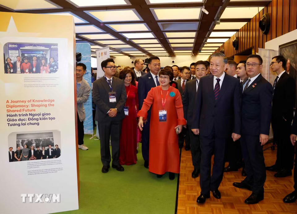 Tổng Bí thư, Chủ tịch nước Tô Lâm tham quan khu vực triển lãm, trưng bày thành tựu hợp tác khoa học công nghệ, đổi mới sáng tạo, đầu tư và giáo dục giữa Việt Nam-Australia. (Ảnh: Thống Nhất/TTXVN)